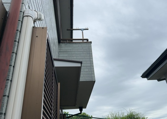 バルコニーは、建物内から室外へ楽に出入りできる便利なスペースです。また、バルコニーには手すりを付けることが義務付けられており、手すりの高さは110cm以上で施工することが建築基準法で定められています。