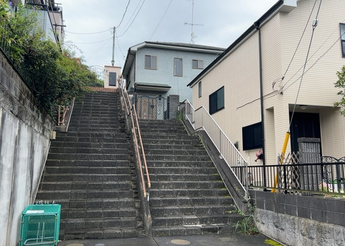 住宅用の土地では前面道路に2m以上接していなければならないと法律で定められています。しかし、お持ちの車のサイズやライフスタイルなどにより、2mでは利便が悪い場合もございますので、事前に確認しましょう。