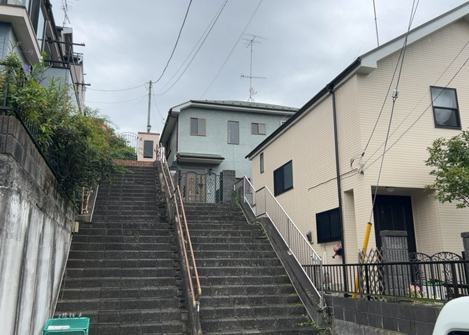道幅が広い場所は日当たりや風通が良好です。幅が広いのですれ違いも可能ですし大きな車でも駐車可能！一方で、大型車が通ることも多くなるため交通量の増加により騒音に繋がります。また土地の値段が高くなります。