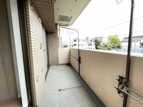 LDKと洋室をつなぐ、広いバルコニー。洗濯物が沢山あっても安心です。