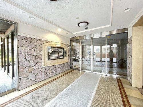 マンションの顔でもある、高級感漂うエントランス。