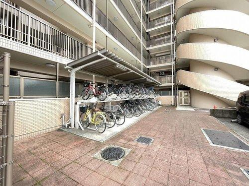 屋根付きの駐輪場で、サビや汚れの心配も不要。