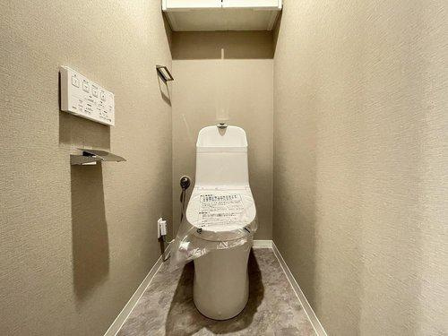 温水洗浄便座付きの清潔感あるトイレは、落ち着いた空間に。