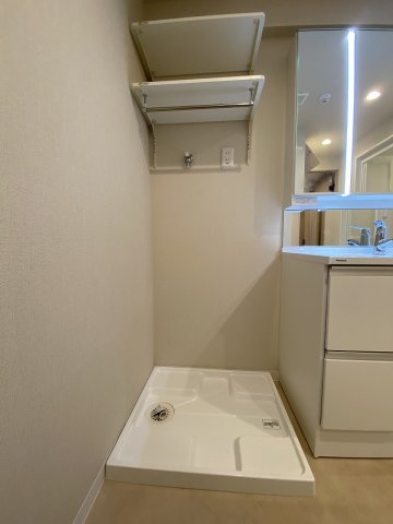 洗濯機置場周辺には洗剤等を置けるスペースがあり、毎日の洗濯作業も効率的に行える設計になっている便利なランドリースペース。家事動線にも配慮されており日々の家事を快適にサポートします。