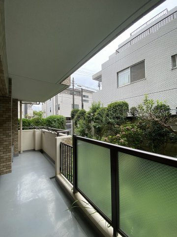 陽当たり・通風ともに良好で爽やかな風が吹き抜けるバルコニー面積17.00？の広々スペース！洗濯物をたっぷりと干せるのはもちろん、気分転換の外気浴やプチガーデニングなど多目的に活躍します。