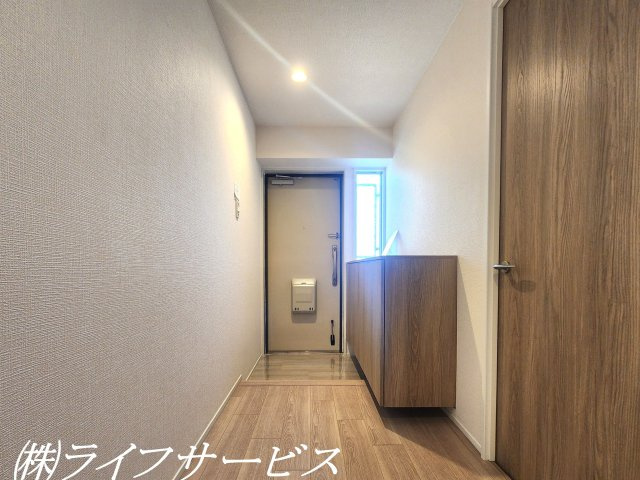 玄関／シューズボックスと窓有！