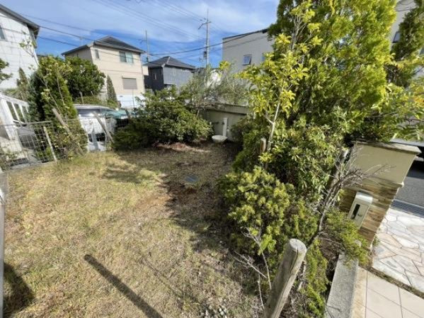 南に面した庭になります。程よい広さのため、ガーデニングやＢＢＱなども楽しんでいただけます。