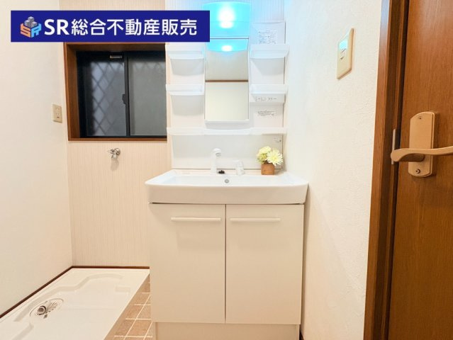 シャワー付きで、両サイドと下部に小物収納があり便利です。　