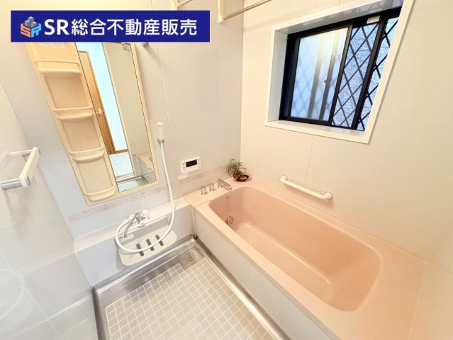 足を伸ばして入浴できるゆったりとした浴室で、1日の疲れを癒してくれます。　