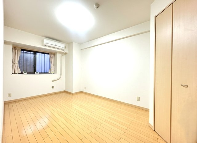 洋室は6.9帖・6.3帖の2部屋あり、どちらもウォークインクローゼットがございます。　※本画像は生成AIを利用して家具を消去したイメージ画像となります。