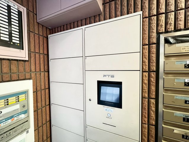 当マンションには宅配ボックスがございます。　不在時も荷物の受け取りが可能です。
