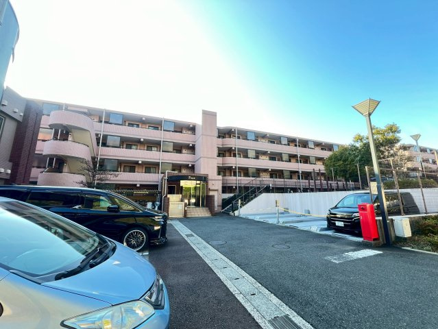 駐車場空き有り　金額：5500～14500円（※区画により変動）