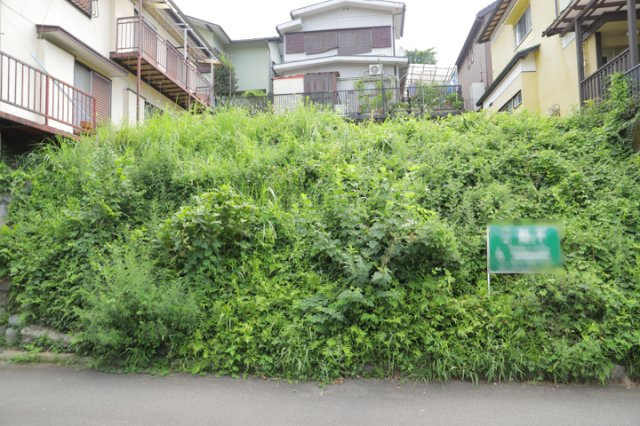 土地の形が極端に長細かったり、狭小地、あるいは道路との高低差がある傾斜地だった場合、後々売ろうとしても買い手がつかない場合もあります。後々、売却することになった時に価値の下がらない土地を選びましょう。