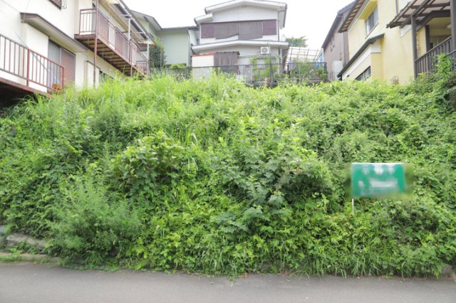 土地の面積＝住宅面積ではありません。建ぺい率の問題などで、土地のある場所によって住宅を建てられる面積は限られています。高さもしかり、「土地」という言葉の中には、建築条件も含まれると考えておきましょう。