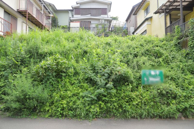 家を建てる場合、方位は要チェックです。現実的に日当たりのよい家ならばリビングは南側、建築基準法でも北側に当たる家への配慮は求められています。土地を見学に行く際は、方位磁針を持って行くようにしましょう。