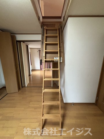 屋根裏部屋階段