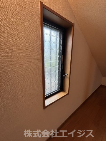 屋根裏部屋には窓もあります。