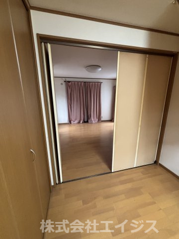 仕切りで部屋を二つに分けることが出来ます☆