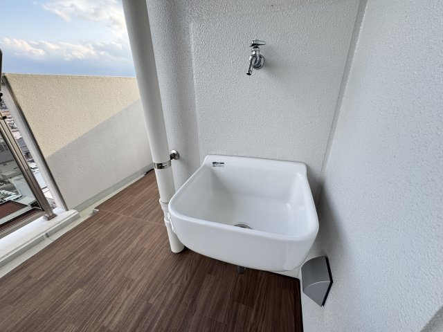 バルコニーには便利なスロップシンクを設置。靴や掃除道具、ガーデニング用品などを気軽に洗えるため、室内を汚さずに作業ができる便利な設備です。バルコニー掃除や植物の水やりにも活躍します。