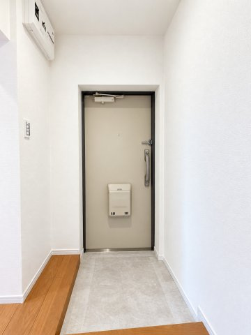 ◆明るい玄関です！散らかりやすい玄関もスッキリする大容量のシューズボックス付き。　