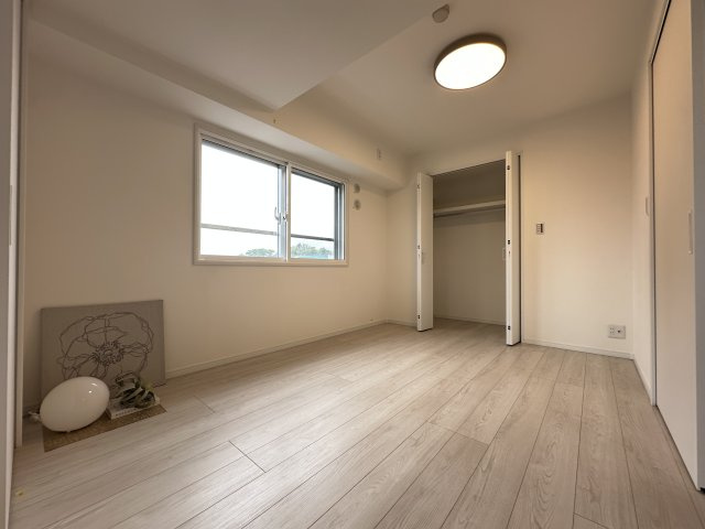 角部屋の為、明るい洋室になっております。ウォークインクローゼットが備わっていて収納もたっぷりあります