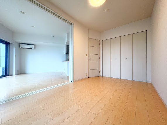 ◆室内はいつも明るい印象なので気持ちの良い朝を迎えられます。部屋にはクローゼットを完備しており、収納が多いお家はすっきりして快適空間です。