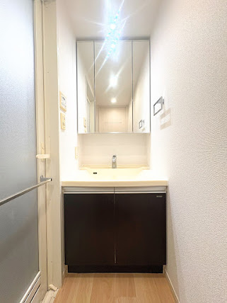 ◆ご家族の1日が始まり、1日が終わりを締めくくる洗面空間。洗濯機を配置しても十分なスペースを確保した設計となっております。