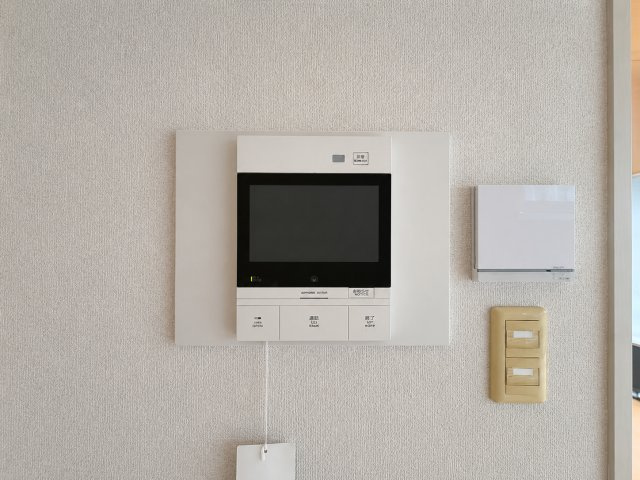 ◆玄関に行かなくても来訪者が確認でき、ハンズフリーで会話をすることが出来ます。モニターを確認する事によって防犯効果も高まります。