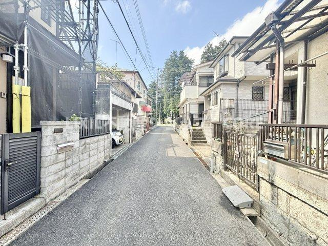 前面道路は閑静な住宅地をはしる車通りの少ない道路。お車の出し入れが苦手なママや小さなお子様にも安心。