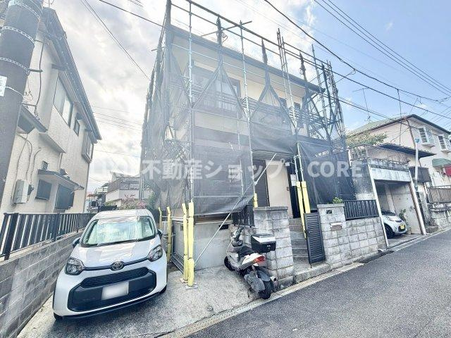 ゆったりとした駐車スペースがございますので、大きめのお車でも駐車可能です。