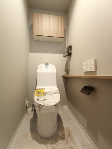 【トイレ】　毎日使う場所だからこそ、使い勝手を考慮しました。飽きのこない空間は質感豊かな仕上がりです。