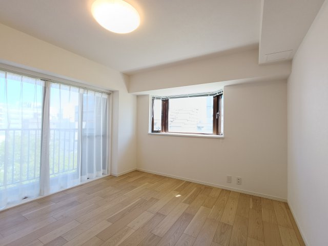 【洋室3　約8.0帖】　広々とした洋室。主寝室や子ども部屋にいかがでしょうか？