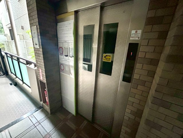 共有部分は、住民なら誰もが使える設備のこと。例えば駐車場やエレベーター、インターネット設備、セキュリティ設備などがあります。他にも、マンションの廊下・外部階段やエントランス・ゴミ置き場などがあります。