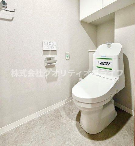 衛生的で年中快適に使用できる温水洗浄便座付きのトイレ空間。便座をいつでも清潔に保てるだけでなく、お掃除がしやすい形状になっており、日々のちょっとしたお手入れのストレスを大幅に軽減してくれます。