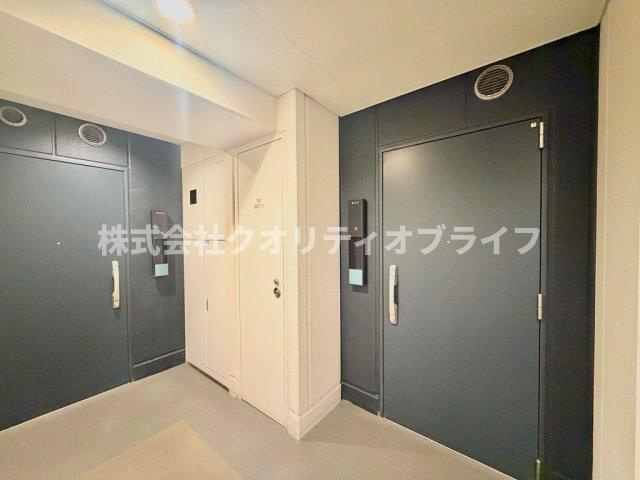 共用廊下から見た玄関。重厚感のある造りになっています。