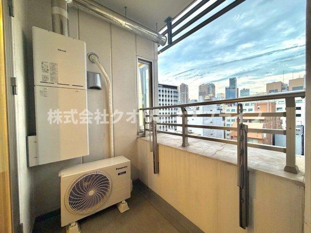 南向きの窓から心地よい自然光がたっぷり差し込むバルコニー。お天気の良い日はお洗濯物や布団もフカフカにカラッと乾き、毎日を気持ちよく、健やかに過ごせる明るい空間です。