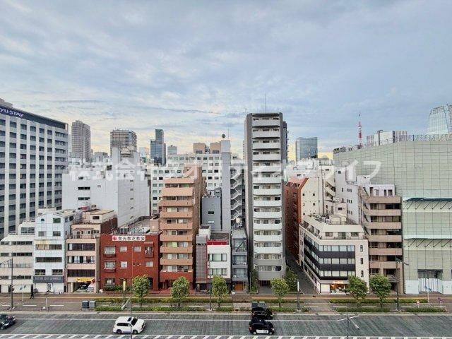 前面に遮るものがなく、遠くまで視界が真っ直ぐに抜ける開放感あふれる眺望。青空を広く見渡すことができ、日々の暮らしに解放感と心地よい息抜きを与えてくれる、このお部屋ならではの贅沢なロケーションです。