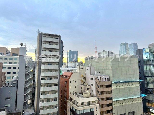 高層階ならではの圧倒的なスケール感を楽しめる爽快な眺望。昼間はどこまでも続く街並みを見渡し、夜にはキラキラと輝く綺麗な夜景を独り占めできる、住まうことの満足感を心から味わえる景色です。