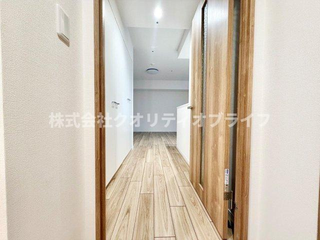 玄関から見た廊下部分。木目調のフローリングが落ち着かせてくれる造りになっています。
