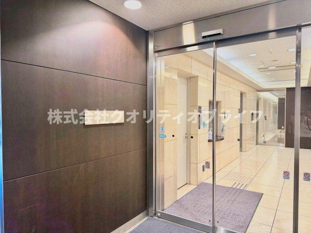 オートロックや防犯カメラがしっかりと設置された安心感のあるエントランス。部外者の侵入を防ぎ、一人暮らしの方や小さなお子様のいるご家庭でも24時間ストレスなく安全に過ごせる防犯体制が整っています。
