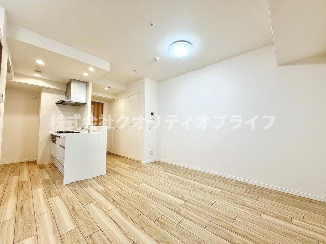 南向きの大きな窓から心地よい光が差し込む明るいLDK。家族が集まりゆったり寛げる開放的な空間設計です。実際の陽当りや風通しの良さは、写真以上に心地よさを感じられます。