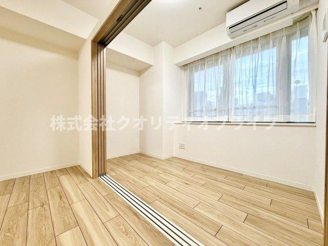 ゆとりある広さが確保された、夫婦の主寝室に最適な洋室。大型のベッドを置いても圧迫感がなく、1日の疲れを癒すプライベートな睡眠空間として落ち着いた雰囲気に包まれています。