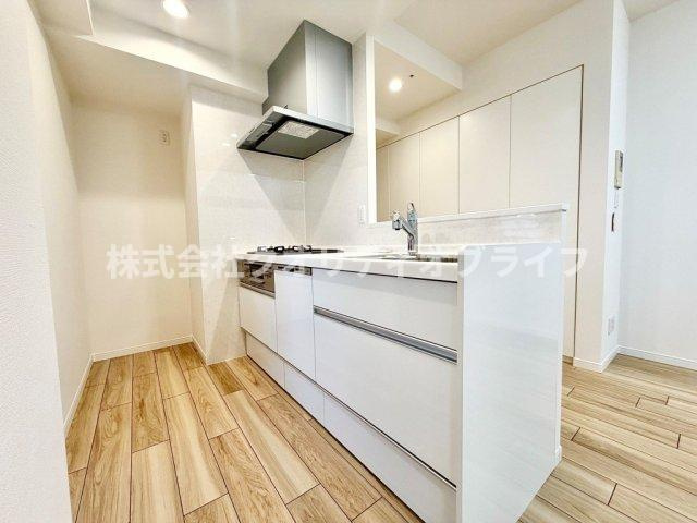 圧迫感を与えないすっきりとしたデザインが、お部屋全体をさらに広く見せてくれる洗練されたキッチン。無駄のないクリーンな佇まいで、毎日の何気ない調理時間をちょっと特別なものに変えてくれます。