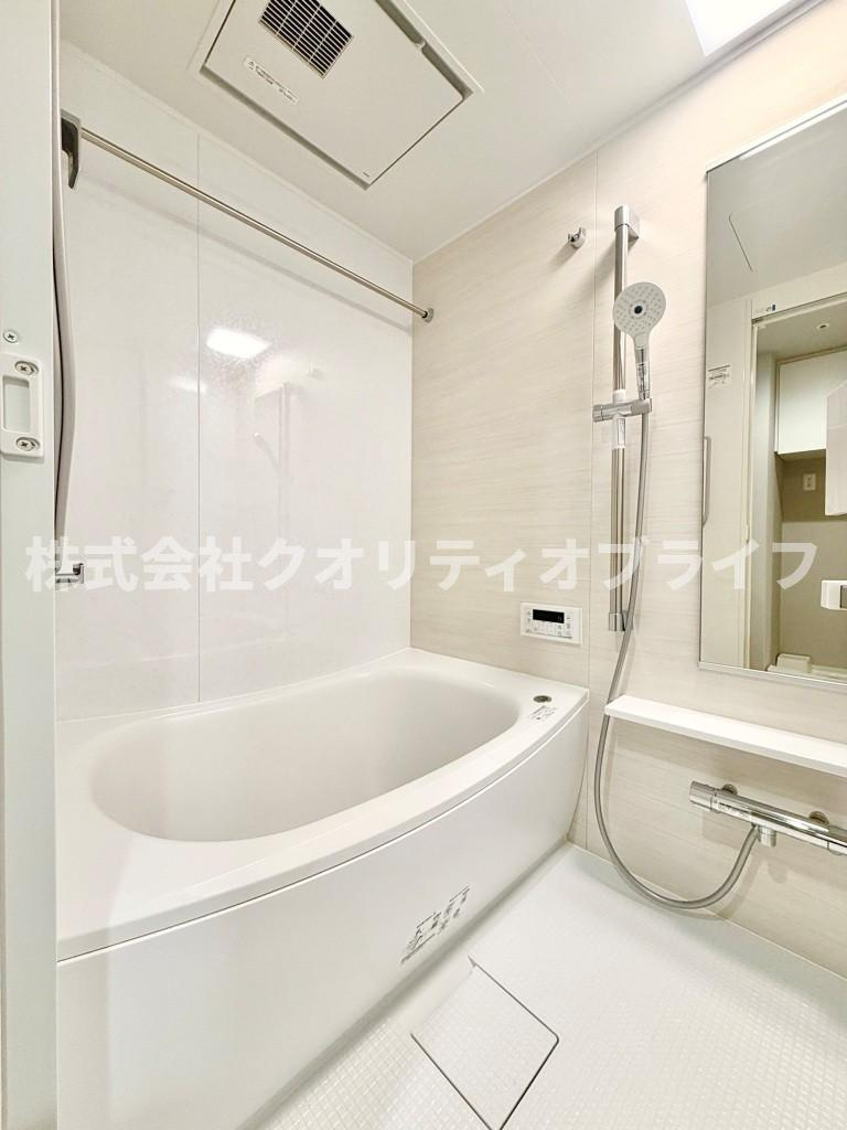 1日の疲れをゆったりと癒せる、クリーンで心地よいバスルーム。お気に入りの入浴剤を入れて、贅沢なリラックスタイムを過ごせる空間です。毎日のバスタイムが楽しみになるような、開放感のある設計です。
