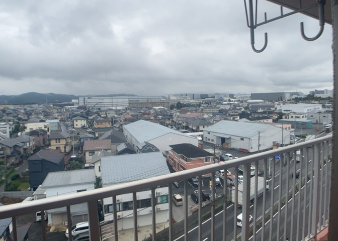 最上階である8階からの展望は解放感抜群で、遠くの山々まで見渡せる良好な眺望を楽しめます。南向きで陽当りも良く、四季折々の景色を眺めながらバルコニーでゆったりとした時間を過ごすことができます。