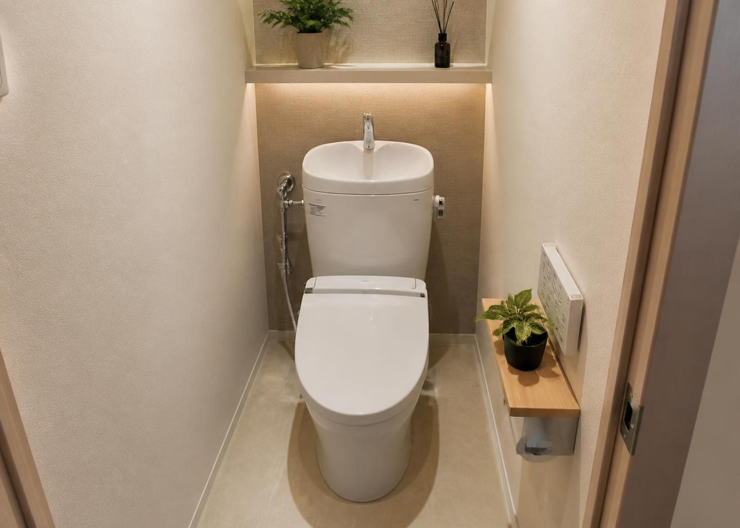 清潔で快適な温水洗浄便座付きのトイレです。節水型トイレを採用しており、日々の水道代の節約にも貢献します。バス・トイレ別の独立した配置となっており、衛生面でも安心してご利用いただけます。