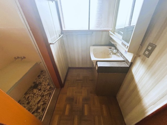 窓からの自然光で明るく鏡付き棚で小物もすっきり整理できます