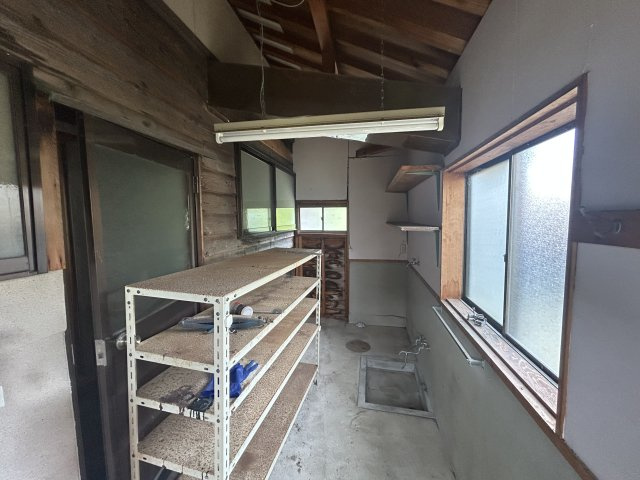 棚と作業台を備えたスペースでDIYや収納に幅広く活用できます