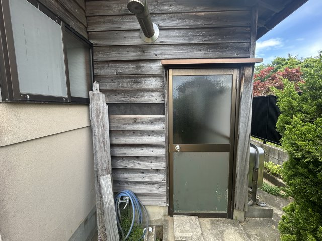 外部へ直結する勝手口がありお掃除やゴミ出しの際にも便利です