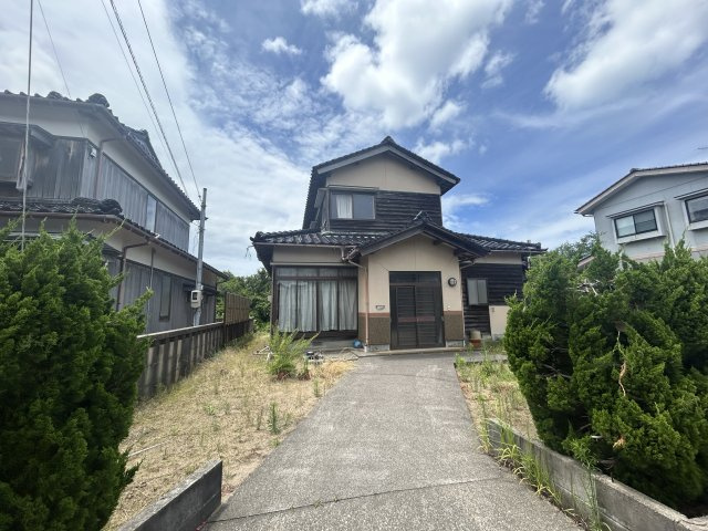 道路からのアプローチがあり落ち着いた佇まいを感じられます